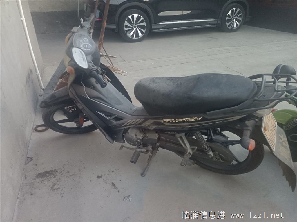 摩托車轉(zhuǎn)讓，九成新，雅馬哈110，彎梁摩托車，黑色，行駛2多一點(diǎn)公里，在家放著好幾年了